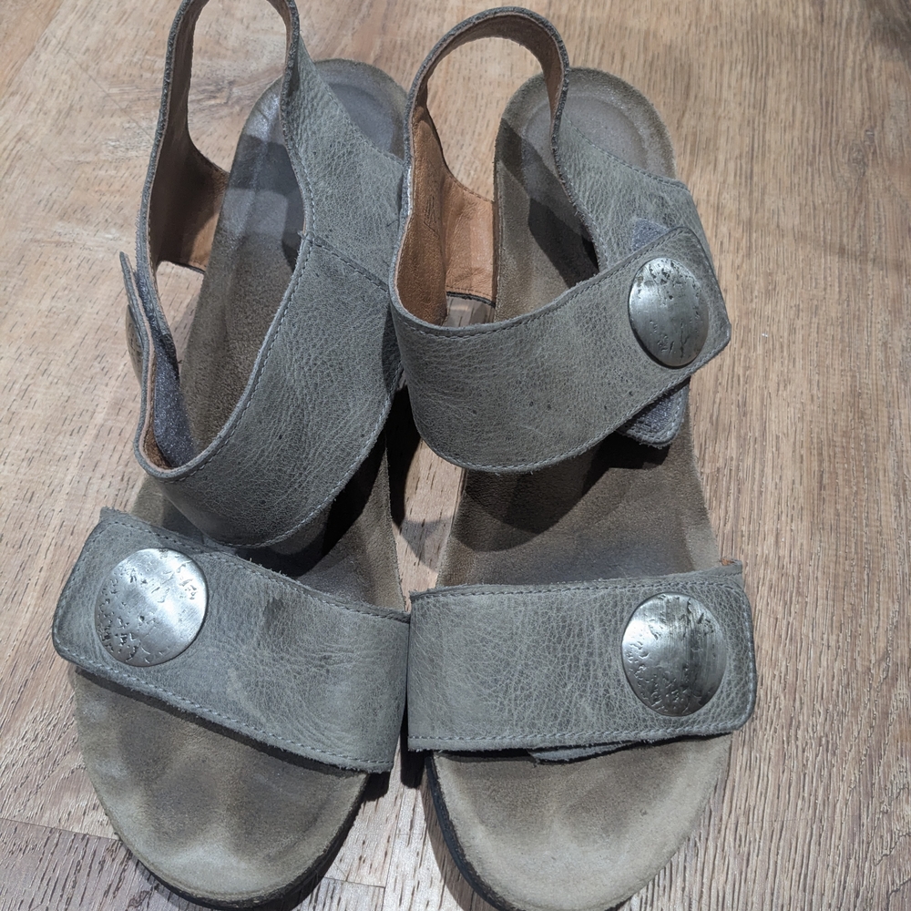 Taos Footwear Gray Sandals with Silver Buttons